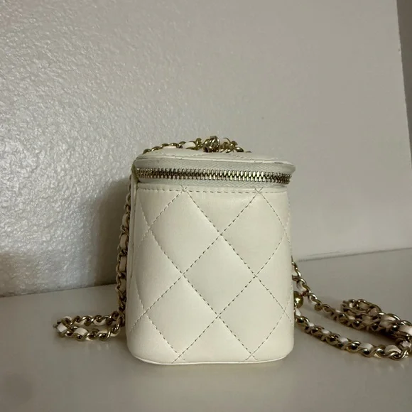 CHANEL Cream Quilted Leather Crossbody Vanity Bag with Gold Chain - Picture 2 of 16